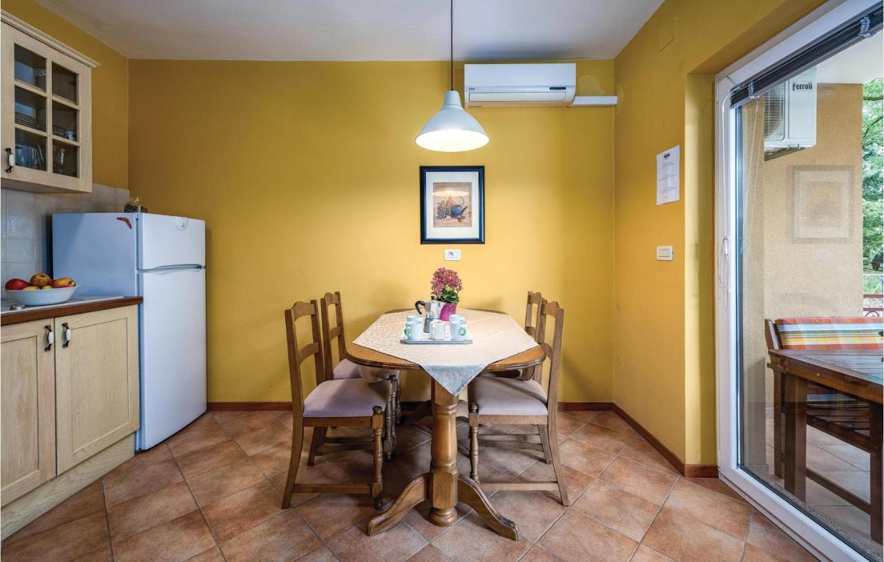 Stunning Apartment In Umag With Wifi Exterior photo