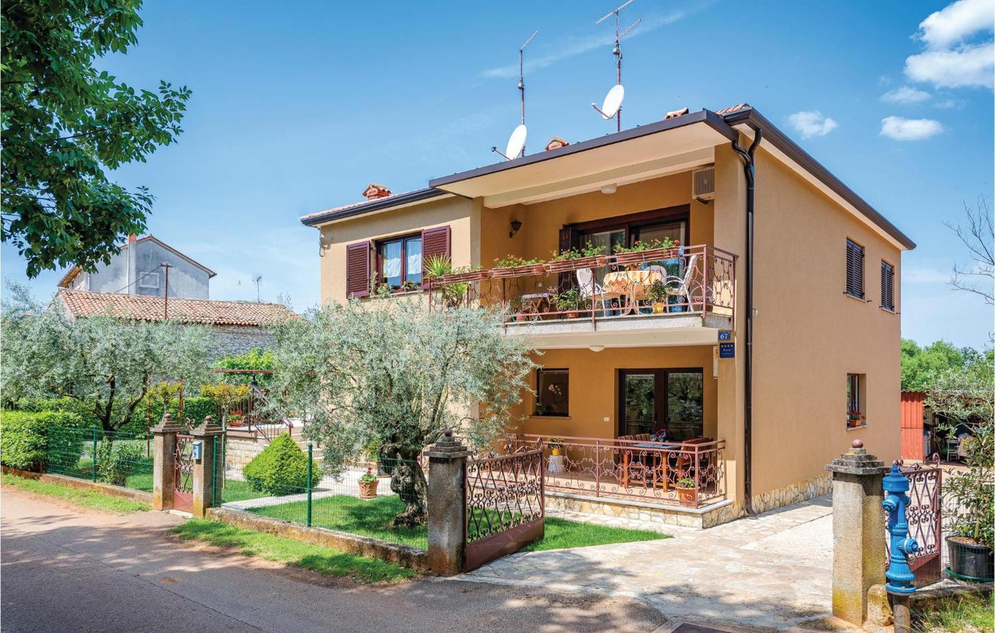 Stunning Apartment In Umag With Wifi Exterior photo